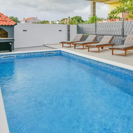 בית נופש Homena With A Heated Pool *