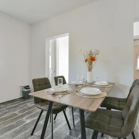 Casa vacanze Homena With A Heated Pool Bibinje