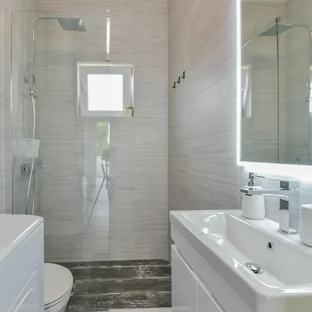 בית נופש Homena With A Heated Pool