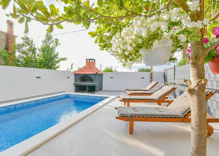 Homena With A Heated Pool Casa vacanze Bibinje