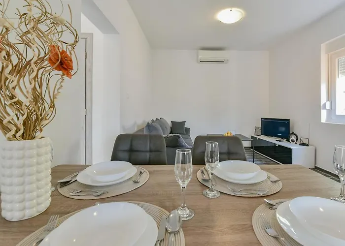 Homena With A Heated Pool Casa vacanze *