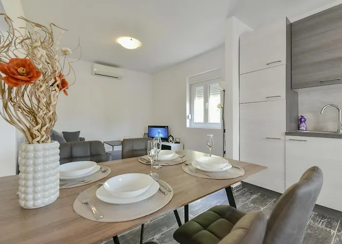 Homena With A Heated Pool Holiday home *