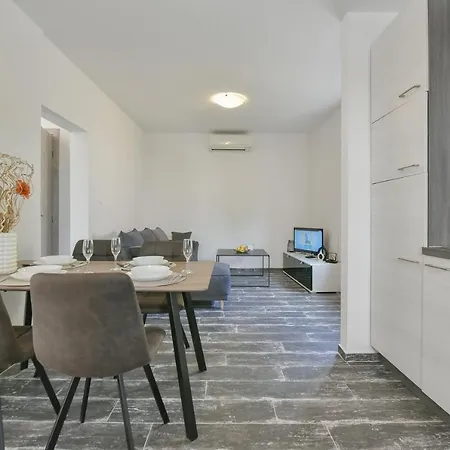 Homena With A Heated Pool Ferienhaus