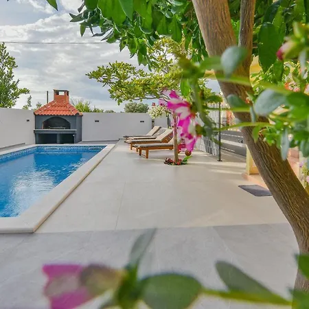 Homena With A Heated Pool * Bibinje