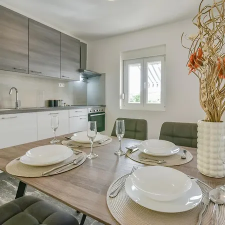 Homena With A Heated Pool 別荘 ビビニェ