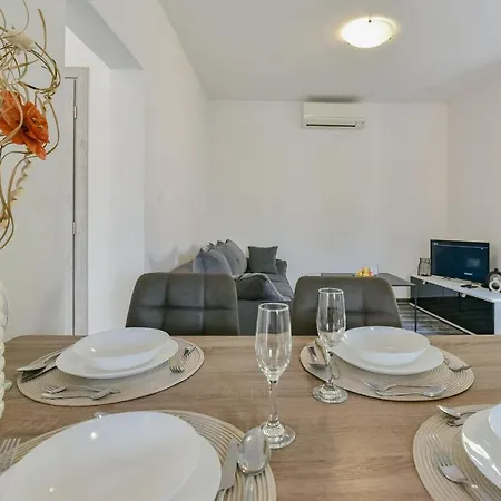 Homena With A Heated Pool Ferienhaus *