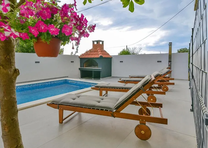 Prázdninový dům Homena With A Heated Pool Bibinje